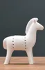 Nórdicos modernos e minimalistas ornamentos de cerâmica nova casa acessórios para casa artesanato de animais de mobiliário branco Faust cavalo de guerra