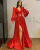 Skromna linia Red Evening Prom Dress V Neck Z Długim Rękawem Satin Party Dress Długość podłogi Sash Split Szata De Soirée