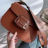 Ny lyx retro sadel handväska insats spänne äkta läder designer väska axel messenger väska klaff crossbody väska 26 cm axel handväska