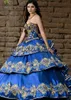 Robes de Quinceanera de broderie de luxe bleu royal robes mexicaines de quincea époque élégantes chérie volants à plusieurs niveaux bal formel P297A