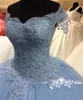 جديد الضوء الأزرق الدانتيل الحلو 16 فساتين quinceanera الكرة ثوب قبالة الكتف مطرز منتفخ تول تنكر vestidos 15 anos عيد حفلة موسيقية فساتين