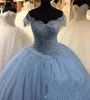 Ny ljusblå spets söt 16 quinceanera klänningar boll klänning av axel pärlor puffy tulle masquerade vestidos 15 anos födelsedag prom klänningar
