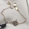 Europa Amerika Stil Schmuck Sets Dame Frauen Gravierte V Initialen Grau Perlmutt Diamant Anhänger Halskette Ohrringe Armband S4934871