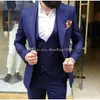 Smoking da sposo blu a un bottone di alta qualità con risvolto a punta Groomsmen Uomo Matrimonio / Ballo / Cena Giacca da uomo migliore (giacca + pantaloni + gilet + cravatta) K90