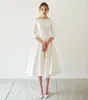 Vintage te längd enkla satin korta bröllopsklänningar med 3/4 ärmar båt nacke A-line 1950-talet 60s informell mottagning parti brudens klänning