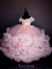Księżniczka Różowy Koronki Zroszony Kwiat Girl Dresses Suknia Balowa Ręcznie Made Flowers Tanie Mała dziewczynka Suknie Ślubne Vintage Korowody Suknie Suknie
