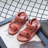 Nieuwe zomer Kids Baotou Sandalen Mode Magic Stick Casual Jongens Effen Kleur All-Around Strandschoenen Baby Licht Comfortabele Sandalen