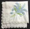 Ensemble de 12 mouchoirs de mariée mode Hankie en coton blanc avec bordure en dentelle blanche et broderie colorée Hanky de mariée florale 12x12 pouces