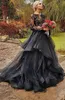 2019 Vestidos de novia góticos negros Mangas largas Encaje Slash Neck Ruffles Tul Vestido de fiesta Vestidos de novia de dos piezas Boda elegante Go222I