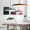 Moderna lampada a sospensione a LED con piastra a disco muti-colore, apparecchio di illuminazione per sala da pranzo, lampade a sospensione decorative in metallo per camera da letto