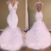 Yeni Beyaz Mermaid Gelinlik V Boyun Dantel Aplikler Boncuklu Kristal Backless Sweep Tren Tül Kabarık Katmanlı Balo Abiye giyim Vestidos