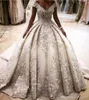 Robes de mariée princesse de luxe robes de bal appliques de fleurs 3D robes de bal gonflées hors de l'épaule robe de mariée train cathédrale avec long voile
