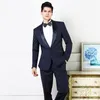 Klassieke stijl One Button Navy Blue Bruidegom Tuxedos Sjaal Revers Mannen Past Bruiloft / Prom / Diner Beste Man Blazer (jas + Broek + Tie) W252