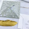 Muhteşem Gümüş Dantel Lazer Kesim Çiçek Düğün Davetiyesi Kişiselleştirilmiş Göbek Bandı Ve Eşleşen Zarflar Ile Davet Etti, Katlanmış Davetiyeler