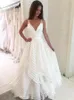 Col en V profond bretelles spaghetti une ligne robe de mariée rayures dentelle tulle niveaux volants étage longueur robe de mariée robe de mariée BC0856