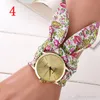 Uhren Hübsche Damen-Armbanduhr mit Blumen-Stoff, goldene Mode-Damenuhren, hochwertige Stoffuhr, süße Mädchen-Damen-Kleideruhr