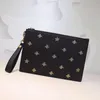 Yeni Kadın En Kaliteli Lüks Çanta Erkekler Debriyaj Çanta Moda Tasarımcısı Çanta İşlemeli Arılar Hakiki Deri Çanta Boyutu W31 * H21 CM Model 495066