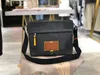 حقيبة يد L 44Luxurys Designers Bags أسود وبني الزخرفة اختيارية لحقيبة البريد 520 الأنيقة المتقاطعة المائل مقاس 30 25 12 سم