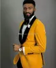 Popular One Button Yellow Velvet Side Vent Groom Tuxedos Shawl Lapel Padrinos de boda Trajes para hombre Boda / Baile de graduación / Cena Blazer (Chaqueta + Pantalones + Corbata) K295