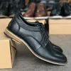 Män släta läder bogue skor äkta kalvskinn formell klänning sko spets-up bröllopsfest läder svart brun spetsig tå oxford skor
