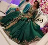 Emerald Green Muslim Evening Klänningar Med Långärmad Luxury Sparkly Gold Lace Detalj Marockansk Princesses Romeo Plus Storlek Prom Kappa