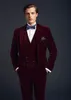 Burgundia Velvet Groom Tuxedos Notch Lapel Groomsmen Suknia Ślubna Jesień Winter Style Mężczyźni Formalna Party Prom Suit (Kurtka + Spodnie + Kamizelka + Kamizelka) 900