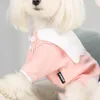 Camicia con fondo decorativo con bottoni 2019 Autunno e inverno Nuovi vestiti per animali domestici caldi a due piedi Vestiti a tre colori per cani di piccola taglia