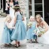 2020 Baby Blue Tulle Kwiat Dziewczyny Suknie Klejnot Neck Krótki Rękaw Przycisk Powrót Długość Koszulki Dziewczyny Korowody Suknie Boho Wedding Party BC2432