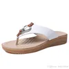 Äkta läder kvinnliga tofflor lyxiga sandaler metallspänne kvinnor vita färger sandaler kvinnliga sommar utomhus strand tofflor god kvalitet