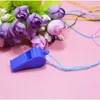Les fabricants vendent un arbitre en plastique couleur avec des fans de corde sifflet de sauvetage Whistle Whistle