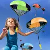 المظلة مع الشكل الجندي تحلق لعب للأطفال الأطفال في الهواء الطلق الرياضة لعب اللعب dhl