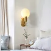 Moderna minimalistiska nordiska sconces vägglampor koppar ledd mjölkig vit glasboll gyllene wandlamp art dekor hem belysning gratis g9 glödlampa