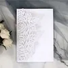 Invitations de mariage découpées au laser à trois volets roses, cartes d'invitation de mariage de poche scintillantes en perles, bordeaux avec ceinture 8842460