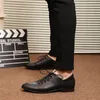 Novos Homens Sapatos De Couro Moda Coréia Men Moafers Confortável Ponto Ponto Tee Business Shoes Negro Men Sapatos