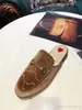 Sommar herr Strandtofflor klassiska Designer Lazy Flat Baotou Flip flops 100% läder dam Slides Mocka bokstav kvinnor skor kohud Metall herr Sandaler Stor storlek 35-41-46