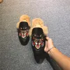 Top Hot Sale-Women Fur Slippers Mules Flats Suede Mule Shoes Designer Fashion äkta läder loafers skor med metallkedja