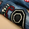 Novos jeans masculinos retos e finos, jeans rasgados para motocicleta com buracos, moda destruída, patchwork, calças jeans bordadas, tamanho 2938