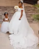 Plus la taille une ligne robes de mariée en dentelle col en V nouvelle élégante longue princesse robes de mariée appliques de haute qualité bandage superbe DH393