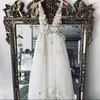 Atemberaubende sexy Ballkleider mit V-Ausschnitt, 3D-Blumenapplikationen, Perlen, rückenfreie Brautkleider, abgestufte Tüllröcke, formelle Abendkleider, kostenloser Versand