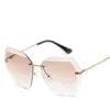 Luxury Fashion Sexy Rimless Overized UV400 Solglasögon för kvinnor Metal Frame Sun Glasses Pink Blue Plastic UV400 Shades Designers6103229