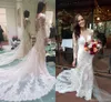 I più nuovi abiti da sposa in pizzo a sirena romantica Illusion maniche lunghe con bottoni ricoperti Castle Garden Abiti da sposa Sweep Train Vestidoe De Noiva