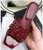 Zupełnie nowe kobiety Tribute Flat Sandals Buty Woman Fashion Slipper Oryginalny patent skórzany zjeżdżalnia z przeplatającymi się paskami Sandalias 01