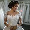 2020 Eleganta Långärmade A-Line Dubai Bröllopsklänningar Sheer Crew Neck Lace Appliques Beaded Vestios de Novia Bridal Gowns med knappar