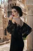Superbes robes de bal longues sirène noire avec une cape en dentelle appliques balayage train robes de soirée formelles, plus la taille