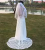 New Designer Best Selling No elegante Stock real Pictures Branco Ivory Wedding Veils pulso comprimento de corte Borda Véu de Noiva duas camadas Comb Alloy