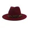 Mode unisex Europese Amerikaanse platte rand Jazz Fedora hoeden Luipaard graanriem Decor Panama Trilby tovenaar damesjurkhoeden9840074