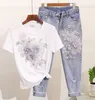 AMOLAPHA Women Sequined Pärled D Flower Cotton T Shirt kalvlängd Jeans Kläder sätter sommaren Mid kalv Jean Suits