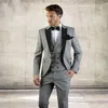 Smoking da sposo grigio chiaro nuovo di zecca Groomsmen con risvolto nero Abito da sposa da uomo Giacca da uomo di moda Giacca da 3 pezzi (giacca + pantaloni + gilet + cravatta) 771