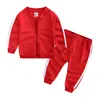 Los niños y las niñas visten ropa deportiva informal de manga larga de primavera y otoño, conjunto de pantalones de chaqueta a rayas, ropa infantil de dos piezas