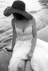 2022 strandbröllopsklänning med 3D blommig spaghetti tiered kjol rygglös plus storlek elegant trädgård land brudklänningar